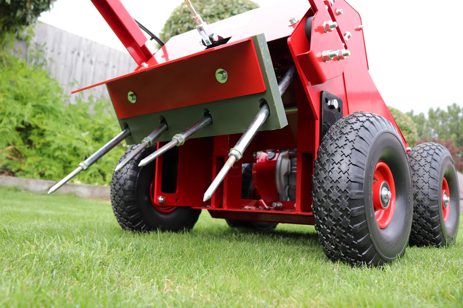 Zanim ruszysz z aeracją, wybierz odpowiednie szpilki: pełne, drążone czy dłuta – jak dobrać właściwe szpilki do potrzeb trawnika?